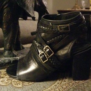 isola Booties